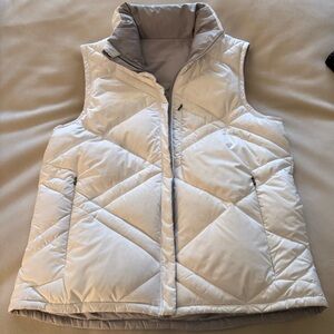 Reversible white/grey puffer vest with pockets